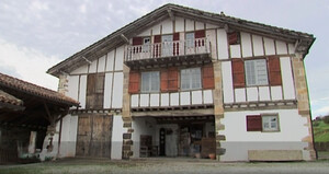 Centre culturel Basque : " Larraldea "  ( magnifique bâtisse rénovée du XVIe siècle à Saint-Pée-sur-Nivelle )